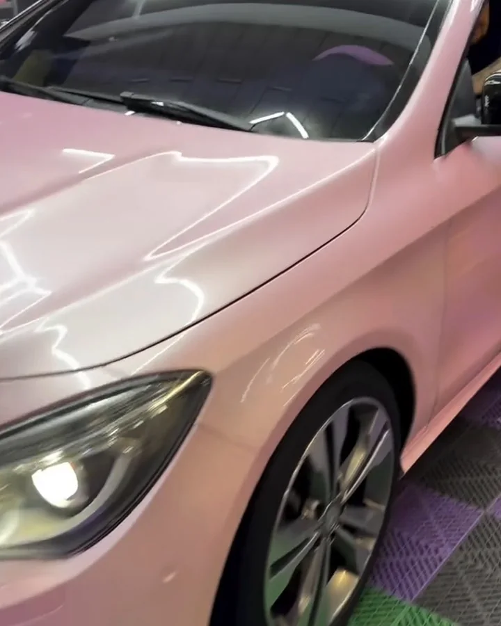 Mercedes-Benz CLA po zmianie koloru: różowy