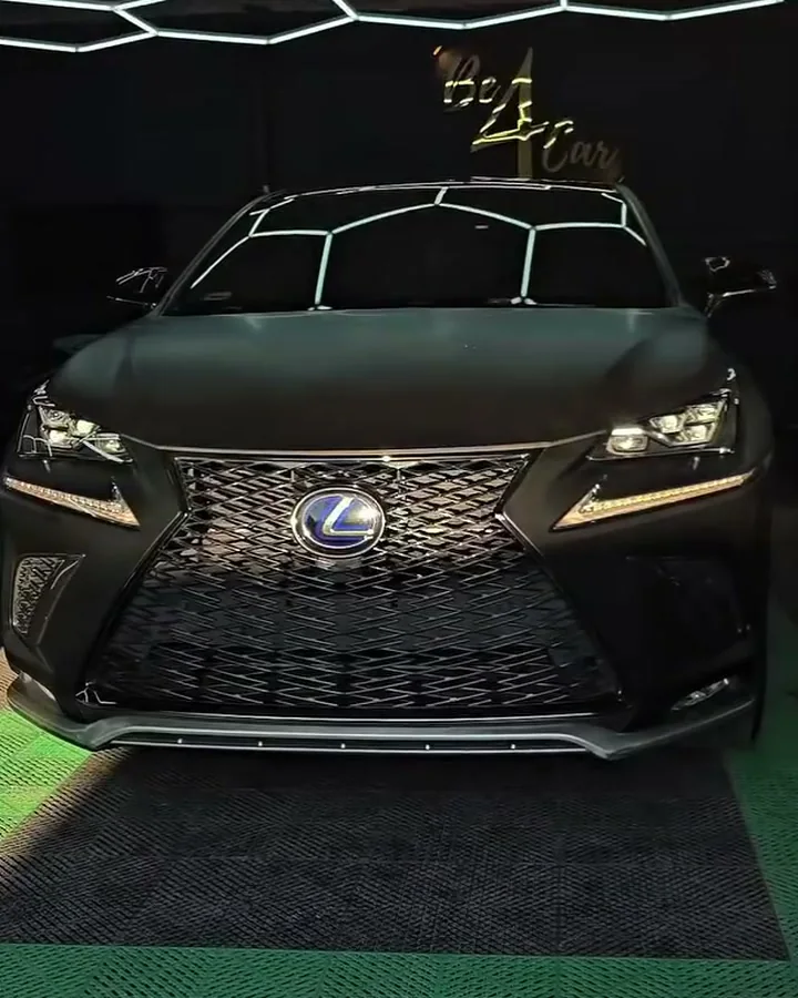 Lexus NX300h po zmianie koloru: czarna satyna