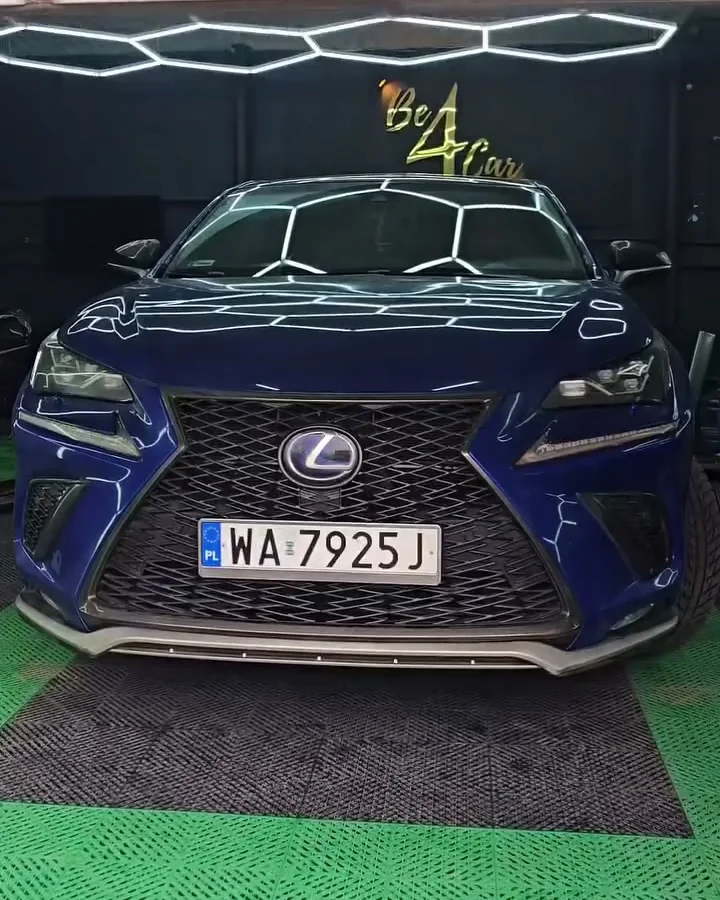 Lexus NX300h przed zmianą koloru: niebieski połysk