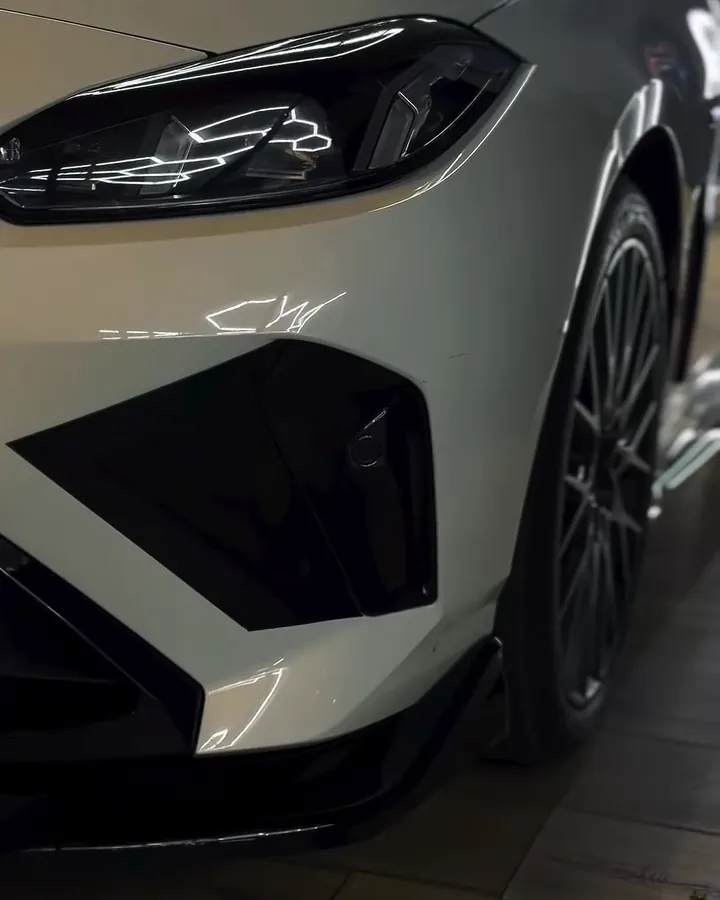 Białe BMW z czarnymi akcentami