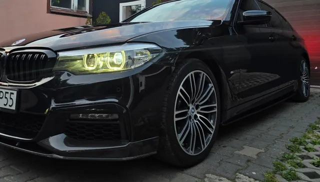 Czarne BMW serii 5 po dechromingu