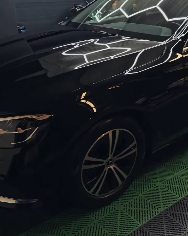 Czarny Mercedes-Benz po powłoce w naszym boksie